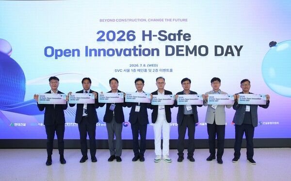 ‘2026 H-Safe 오픈이노베이션 데모데이’ 주관기관 관계자들이 기념촬영을 하고 있다. [현대건설]