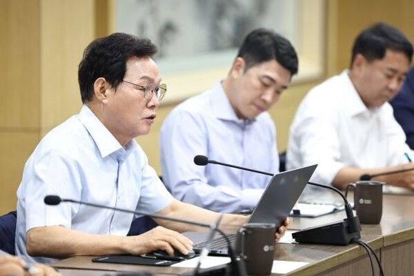 박완수 도지사가 확대간부회의에서 공공기관 통합·이전 등 현안에 대해 발언하고 있다. [경남도]