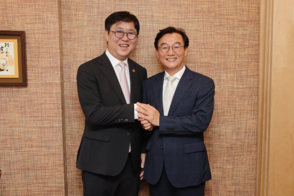 전재수 부산시장(오른쪽)과 최휘영 문화체육관광부 장관이 문화·체육·관광 분야 협력 방안을 논의한 뒤 기념촬영을 하고 있다. [부산시]