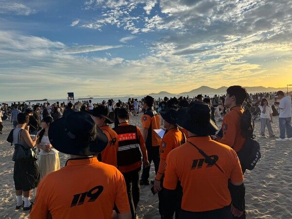 부산 사하소방서 관계자들이 제30회 부산바다축제 개막식이 열린 다대포해수욕장 일대에서 다중밀집 안전사고에 대비한 현장 안전관리를 하고 있다. [부산소방재난본부]