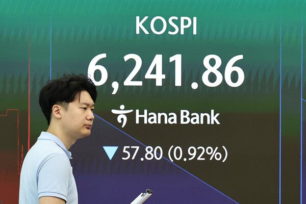 11일 서울 중구 하나은행 딜링룸 모습. [연합뉴스]