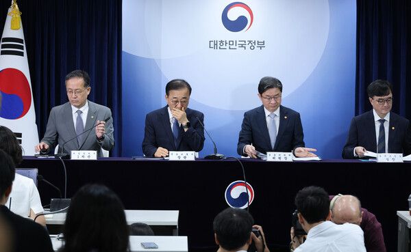 김윤덕 국토교통부 장관 등이 13일 서울 종로구 정부서울청사에서 전월세 및 매매시장 안정을 위한 주택 신속공급 방안 및 부동산 시장 안정을 위한 금융 종합대책 브리핑에 참석하고 있다. [연합뉴스]
