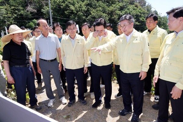 윤호중&nbsp;행정안전부 장관이 2일 가뭄 피해가 우려되는 경남 밀양시 와지저수지를 방문해현장을 점검하고 있다. [연합뉴스]