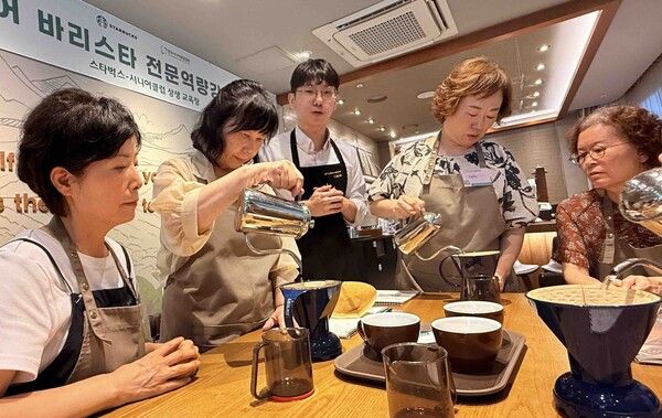 지난 20일 경기도 군포시에 위치한 스타벅스 상생 교육장에서 스타벅스 파트너가 어르신들을 대상으로 바리스타 교육을 진행하고 있다. [스타벅스]