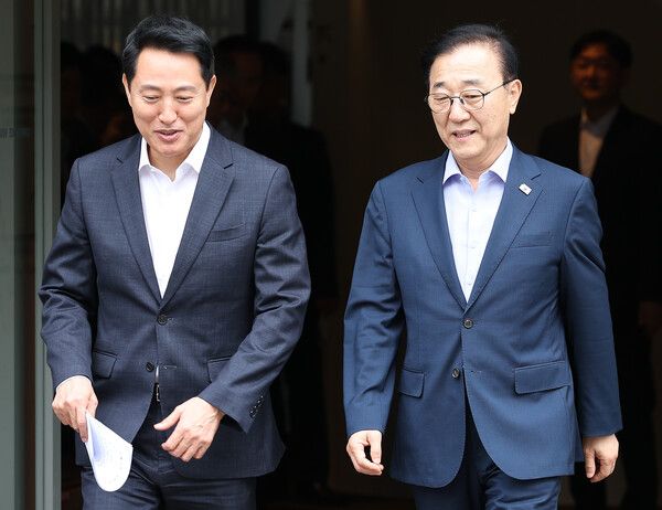 오세훈 서울시장(왼쪽)과 김윤덕 국토부장관이 26일 서울 모처의 한 식당에서 용산공원을 활용한 주택 공급 등 서울 주택 문제를 협의 한 뒤 나서고 있다. [연합뉴스]