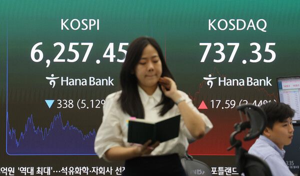 3일 서울 중구 하나은행 딜링룸 모습. [연합뉴스]