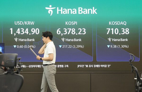 3일 서울 중구 하나은행 딜링룸 모습. [연합뉴스]