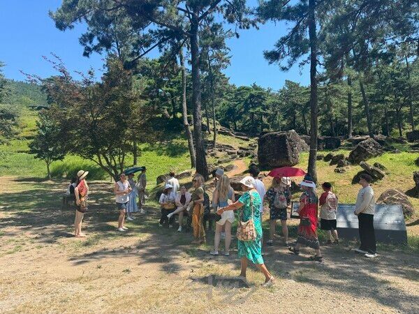 러시아 관광객들이 해설사의 안내를 받으며 화순고인돌유적지를 관광하고 있다.[화순군문화관광재단]
