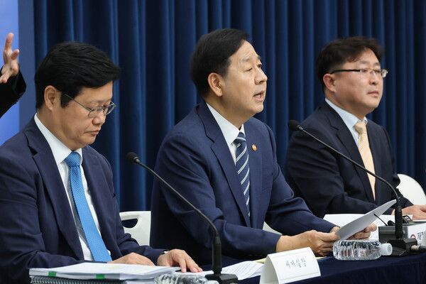 구윤철 부총리 겸 재정경제부 장관이 30일 세종시 정부세종청사에서 2026년&nbsp;세제&nbsp;개편안에 대해 브리핑하고 있다.왼쪽부터 조만희 재정경제부&nbsp;세제실장, 구윤철 부총리, 김병철 재정경제부 조세총괄정책관. [연합뉴스]
