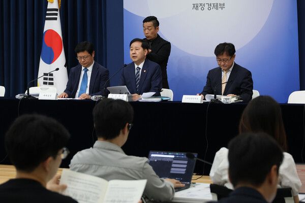 구윤철 부총리 겸 재정경제부 장관이 30일 세종시 정부세종청사에서 2026년 세제 개편안에 대해 브리핑하고 있다. 왼쪽부터 조만희 재정경제부 세제실장, 구윤철 부총리, 김병철 재정경제부 조세총괄정책관. [연합뉴스]