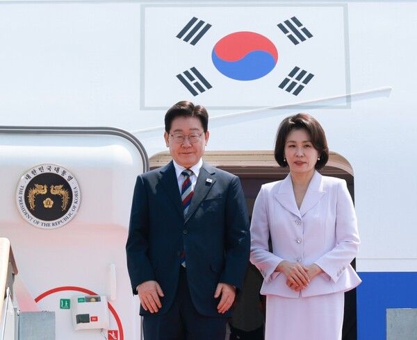 남미 순방 일정을 마친 이재명 대통령과 김혜경 여사가 3일 경기 성남 서울공항에 도착해 인사하고 있다. [연합뉴스]