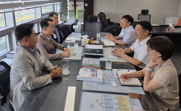 경남도 관계자들이 수도권 접근성 개선과 철도망 확충 방안을 놓고 한국철도공사와 의견을 나누고 있다. [경남도]