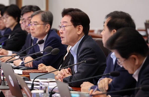 이재명 대통령이 4일 청와대에서 열린 국무회의에서 발언하고 있다. [연합뉴스]