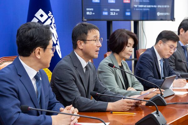 더불어민주당 한병도 당 대표 직무대행 겸 원내대표가 4일 국회에서 열린 원내대책회의에서 정부가 발표한 2026 세제 개편안과 관련해 발언하고 있다. [연합뉴스]