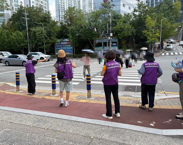 부산 북구 금곡동 통장협의회 회원들이 폭염 대응 '쿨썸머 이벤트'를 진행하며 주민들에게 생수를 나눠주고 폭염 예방수칙을 안내하고 있다. [북구]
