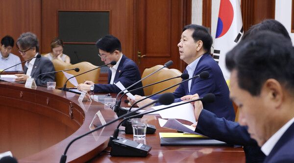 구윤철 부총리 겸 재정경제부 장관이 6일 오전 서울 종로구 정부서울청사에서 열린 비상경제본부 회의 겸 경제ㆍ구조혁신 관계장관회의에서 발언하고 있다. [연합뉴스]