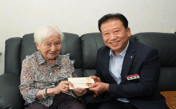 주석수 연제구청장이 올해 100세를 맞은 서정애 어르신을 찾아 장수 축하물품을 전달하며 건강과 장수를 기원하고 있다. [연제구]