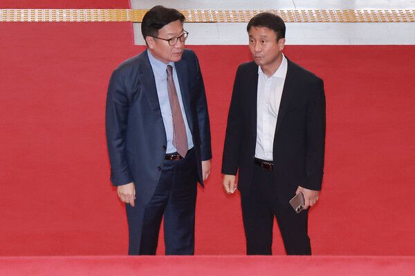 더불어민주당 한병도 대표 직무대행 겸 원내대표와 국민의힘 정점식 원내대표가 31일 국회에서 본회의 참석 뒤 대화하고 있다. [연합뉴스]