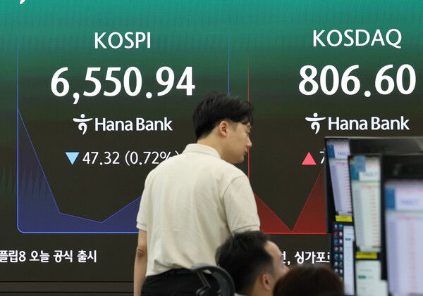 6일 서울 중구 하나은행 딜링룸 모습. [연합뉴스]