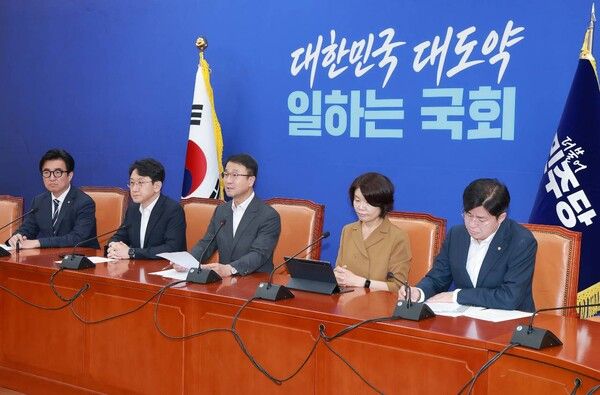 더불어민주당 한병도 대표 직무대행 겸 원내대표(가운데)가 6일 국회에서 열린 정책조정회의에서 발언하고 있다. [연합뉴스]