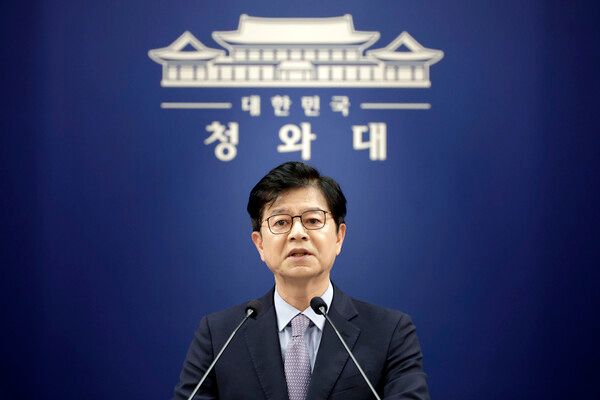 성기홍 홍보소통수석이 10일 청와대 기자회견장에서 신임 국무조정실장 임명 관련 브리핑을 하고 있다. [연합뉴스]