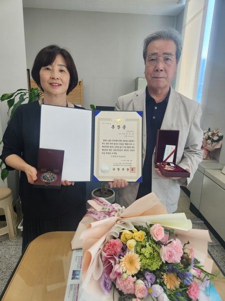 동구가 6·25전쟁 참전 공로자인 고(故) 전은달 병장의 유족에게 화랑무공훈장을 전수한 뒤 기념촬영을 하고 있다. [동구]