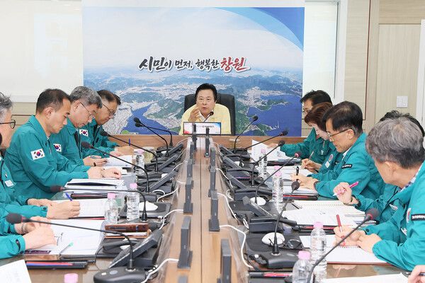 강기윤 시장이 폭염 대응 긴급 비상대책회의를 주재하며 분야별 대응 방안을 점검하고 있다. [창원시]