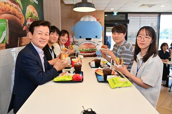 조규일 진주시장이 지난 6일 맥도날드 진주 가좌점에서 청년 공무원들과 ‘진주고추 크림치즈’ 신메뉴를 시식하고 있다. [진주시]