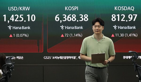 7일 서울 중구 하나은행 딜링룸 모습. [연합뉴스]