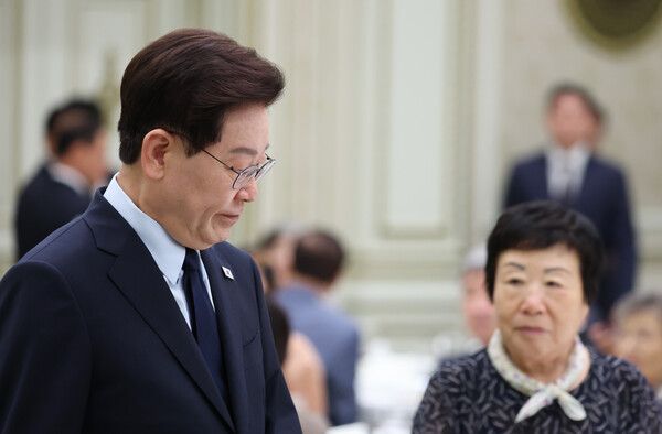 이재명 대통령이 7일 청와대 영빈관에서 열린 진실화해위 3기 출범 계기 국가폭력 피해자 위로 오찬에 입장하고 있다. [연합뉴스]