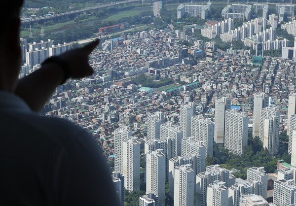 &nbsp;지난 7일 롯데월드타워 전망대 서울스카이에서 바라본 서울 시내 아파트 및 빌라 단지의 모습. [연합뉴스]