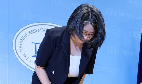 용 후보자는 &nbsp;국회 소통관에서 기자회견을 열고 장관 후보자직 사퇴 의사를 밝혔다. [연합뉴스]