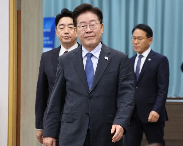 이재명 대통령이 11일 청와대에서 수석보좌관회의에 입장하고 있다. [연합뉴스]