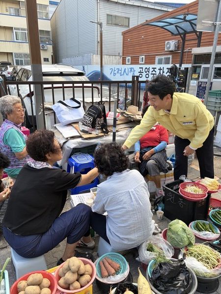 서태경 사상구청장이 추석을 앞두고 감전시장을 찾아 상인들과 이야기를 나누고 있다. [사상구]