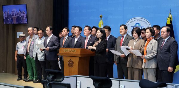 국민의힘 송석준 의원을 비롯한 의원들과 이천시 농민들이 21일 국회 소통관에서 농지법 개정과 관련, 