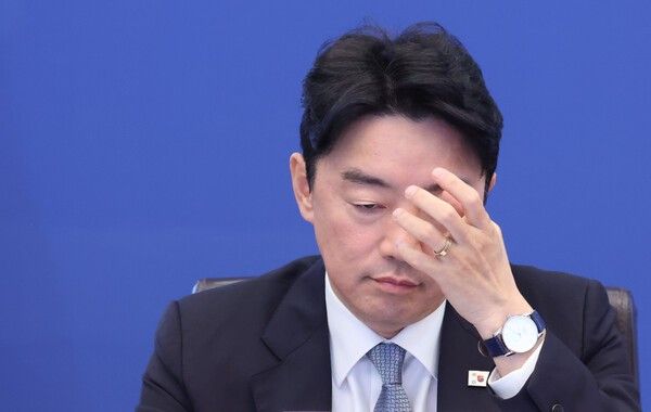 강훈식 비서실장이 21일 청와대에서 열린 수석보좌관회의에서 이재명 대통령 발언을 듣고 있다. [연합뉴스]