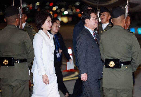 멕시코를 국빈방문한 이재명 대통령과 김혜경 여사가 23일(현지시간) 멕시코시티 펠리페 앙헬레스 국제공항에 도착한 공군 1호기에서 내려 이동하고 있다. [연합뉴스]