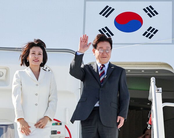 미국 방문 일정을 마치고 멕시코를 국빈 방문하는 이재명 대통령과 김혜경 여사가 23일(현지시간) 뉴욕 JFK공항 공군 1호기에서 환송객을 향해 인사하고 있다. [연합뉴스]