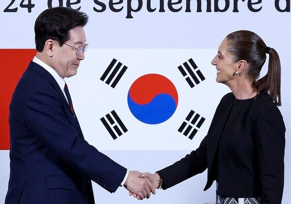 이재명 대통령과 클라우디아 셰인바움 멕시코 대통령이 24일(현지시간) 멕시코시티 대통령궁에서 공동언론발표 후 악수하고 있다. [연합뉴스]