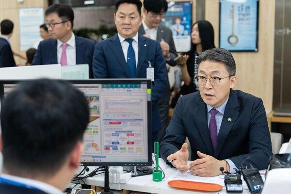 권대영 금융위원회 부위원장이 30일 서울 종로구 NH농협은행 정부서울청사지점에서 제2차 국민참여성장펀드에 가입하고 있다. [연합뉴스]