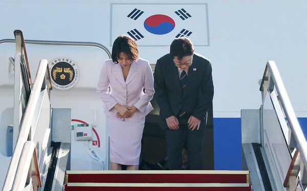 프랑스를 국빈 방문하는 이재명 대통령 부부가 6일 성남 서울공항 공군 1호기에서 환송객들을 향해 인사하고 있다. [연합뉴스]