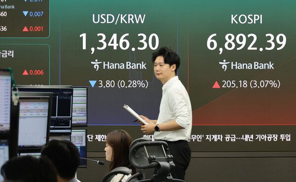 7일 서울 중구에 위치한 하나은행 딜링룸에 환율, 코스피 지수가 표시돼 있다. [연합뉴스]