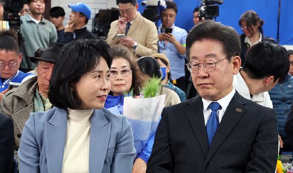 검찰, ‘법카 의혹’ 이재명 부부 소환 통보…野 “국면전환 쇼”(종합)