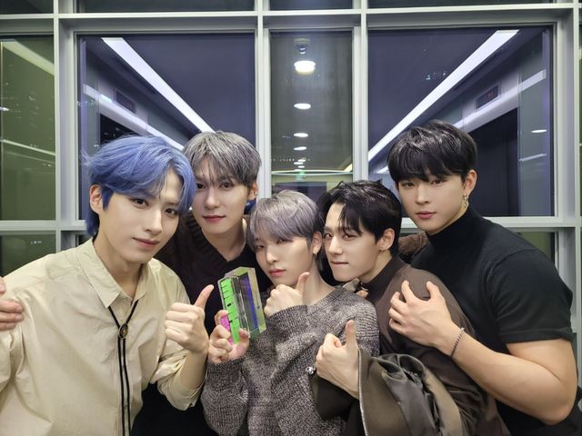 원어스_더쇼 1위 인증샷 (1).jpg