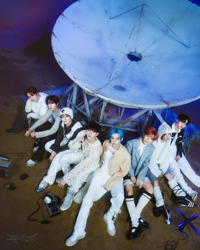스트레이 키즈 미니 앨범 '樂-STAR' 단체 이미지 (2).jpg