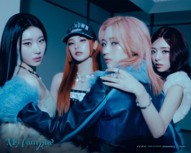 ITZY_Mr. Vampire_콘셉트 포토 단체 (1).jpg