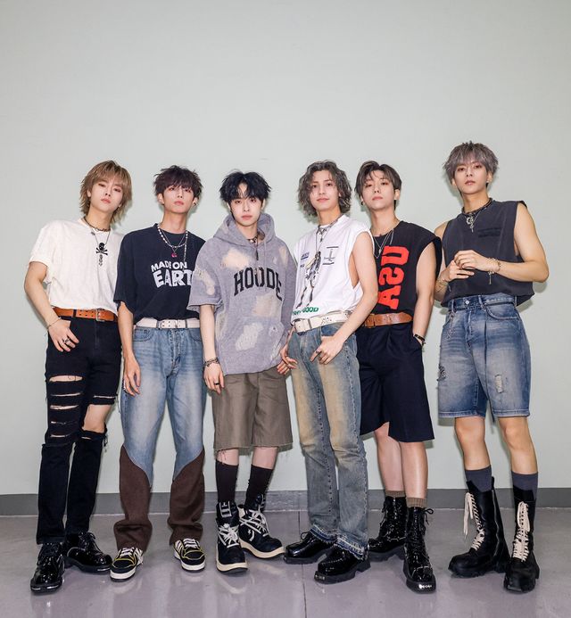 XH_Freakin' Bad_뮤비 비하인드 컷_단체 2(왼쪽부터 정수-준한(Jun Han)-가온-주연-건일-오드(O.de)).jpg