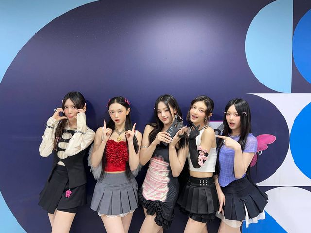 230724_뉴진스 인기가요 트로피 인증사진.jpg