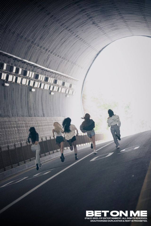 ITZY 'BET ON ME' 비하인드 포토_단체.jpg