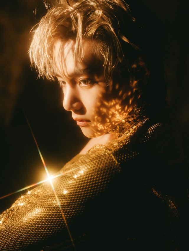 방탄소년단 뷔_솔로 앨범 Layover 포토.jpg